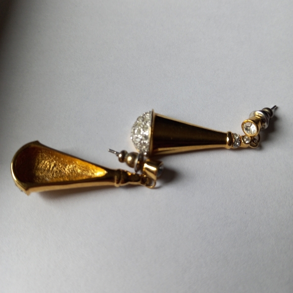 Vintage Gold Tone Earrings - Picture 4 of 5